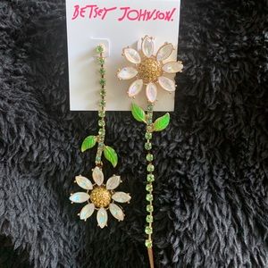 Betsey Johnson Mismatched Daisy Earrings